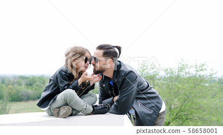 Dad and daughter walk around the city 58658001