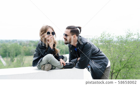 Dad and daughter walk around the city 58658002