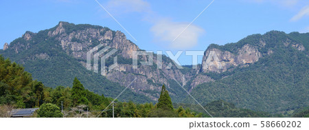 御苑和瀑布 58660202