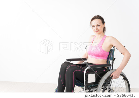 A foreign woman who wears sportswear and rides in a wheelchair 58660433