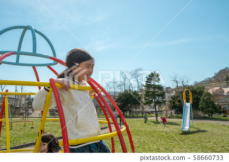 孩子在公園裡的叢林體育館玩 孩子在公園裡的叢林體育館玩 58660733