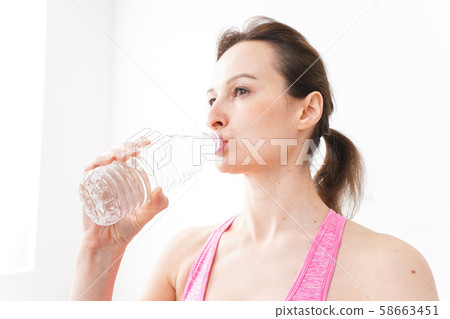 A foreign woman who wears sportswear to rehydrate 58663451