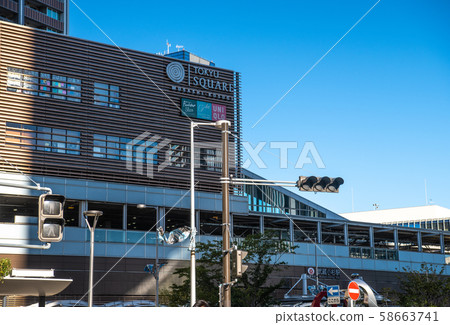 川崎都市風景在日本在颱風的藍天。但是,武藏小杉站前的交通信號燈未移動= 13日上午 川崎都市風景在日本在颱風的藍天。但是,武藏小杉站前的交通信號燈未移動= 13日上午 58663741
