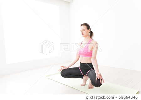 穿著運動服開玩笑的外國女子 穿著運動服開玩笑的外國女子 58664346