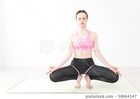 穿著運動服開玩笑的外國女子 穿著運動服開玩笑的外國女子 58664347