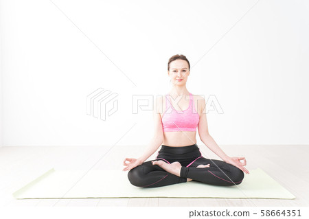 A foreign woman who wears sportswear and is joking A foreign woman who wears sportswear and is joking 58664351