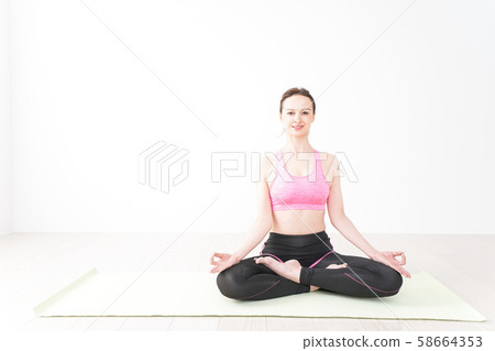 A foreign woman who wears sportswear and is joking 58664353