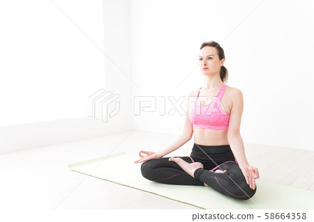 A foreign woman who wears sportswear and is joking 58664358