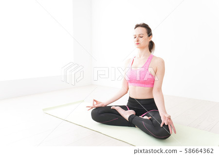 A foreign woman who wears sportswear and is joking A foreign woman who wears sportswear and is joking 58664362