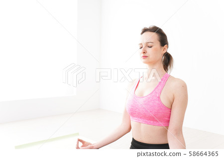 A foreign woman who wears sportswear and is joking 58664365