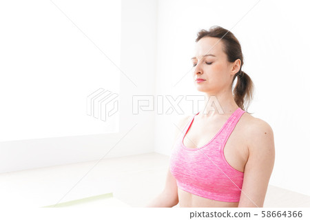 A foreign woman who wears sportswear and is joking 58664366