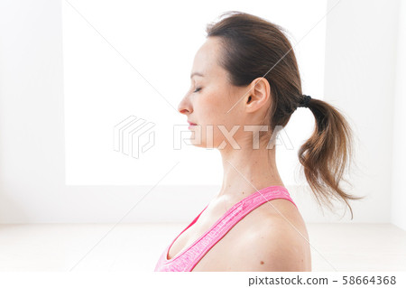 A foreign woman who wears sportswear and is joking 58664368