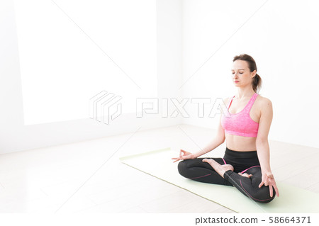 A foreign woman who wears sportswear and is joking 58664371