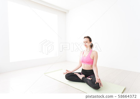 A foreign woman who wears sportswear and is joking A foreign woman who wears sportswear and is joking 58664372