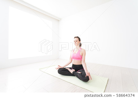 A foreign woman who wears sportswear and is joking A foreign woman who wears sportswear and is joking 58664374