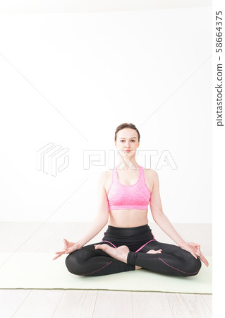穿著運動服開玩笑的外國女子 穿著運動服開玩笑的外國女子 58664375