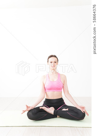 A foreign woman who wears sportswear and is joking 58664376