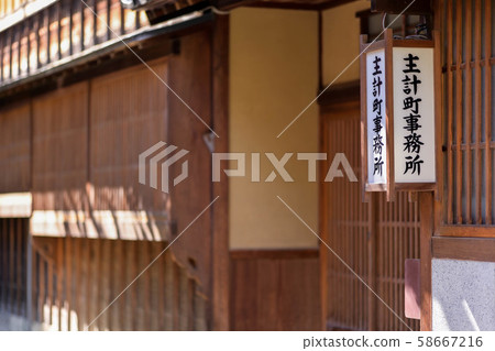 秋天在城市 58667216