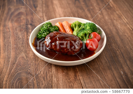 Petit fried egg stewed hamburger Petit fried egg stewed hamburger 58667770
