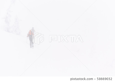偏遠地區滑雪雪暴風雪 58669032