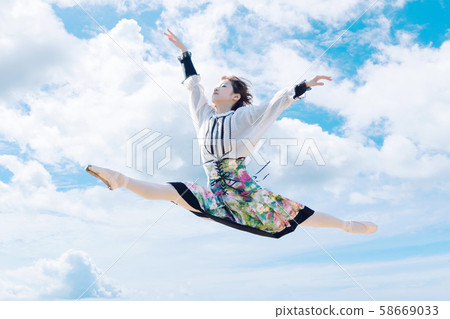 在天空中跳躍的女人 在天空中跳躍的女人 58669033