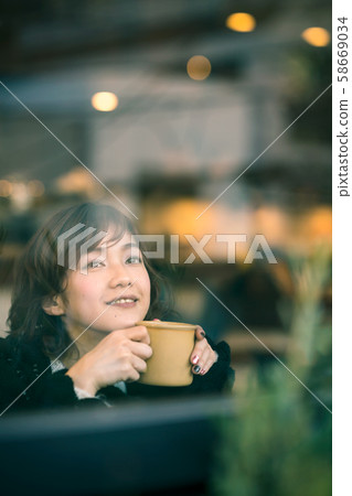 一個女人在一家咖啡館 58669034