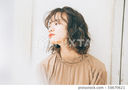 年輕女子髮型圖片 58670621