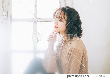 年輕女子髮型圖片 58670623