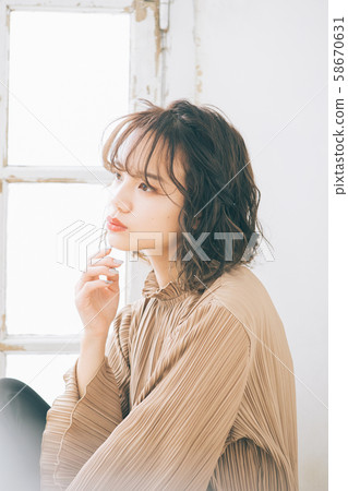 年輕女子髮型圖片 58670631