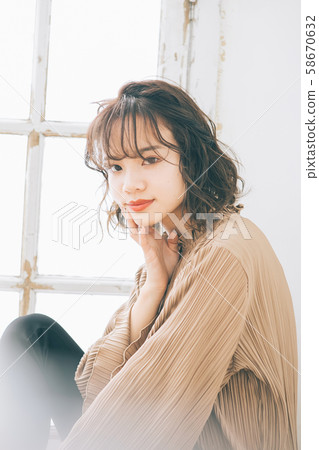 年輕女子髮型圖片 58670632