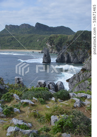 A view from the northernmost tip of the main island of Okinawa "Hedomisaki" (Hendo, Kunigami-gun, Okinawa Prefecture) 58671465