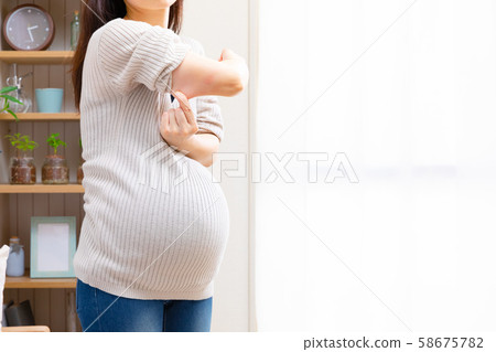 孕婦在乎她的上臂 58675782