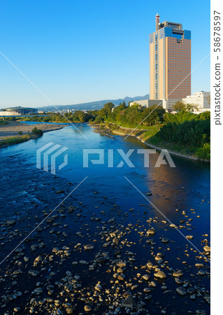 從群馬大橋通河上眺望群馬縣廳 58678597