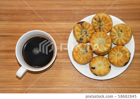 Coffee and Chrysanthemum Bread Coffee and Chrysanthemum Bread 58682845