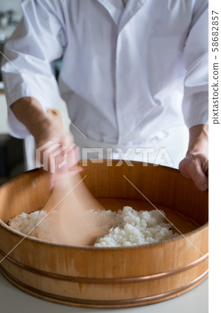 在盤子前面拌醋飯 在盤子前面拌醋飯 58682857