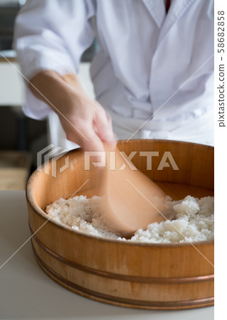 在盤子前面拌醋飯 在盤子前面拌醋飯 58682858