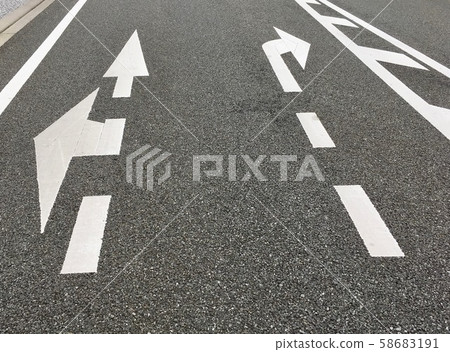 在路標上右轉/左轉/筆直 58683191