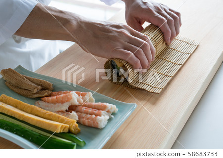 在板前製作厚卷 在板前製作厚卷 58683733