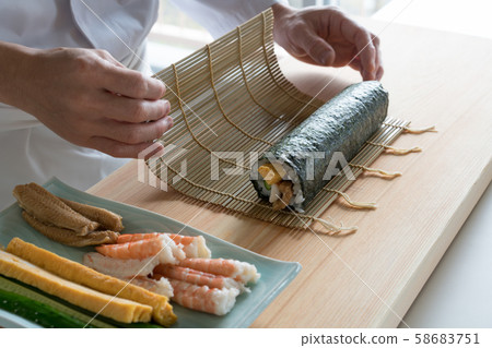 在板前製作厚卷 在板前製作厚卷 58683751