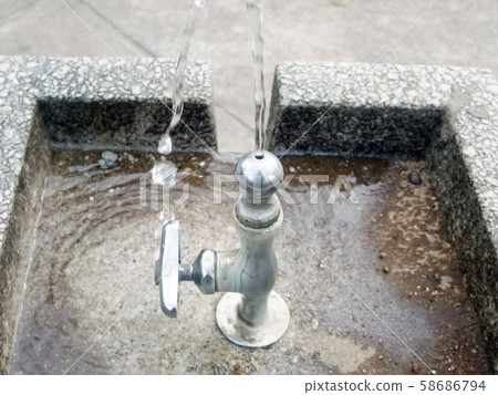 Drinking fountains  58686794