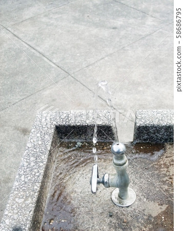 Drinking fountains  58686795
