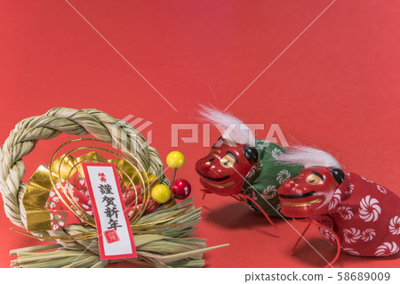 可愛的兩個舞獅站在紅色的背景上裝飾著敦賀新年和壽的漢字的裝飾 可愛的兩個舞獅站在紅色的背景上裝飾著敦賀新年和壽的漢字的裝飾 58689009