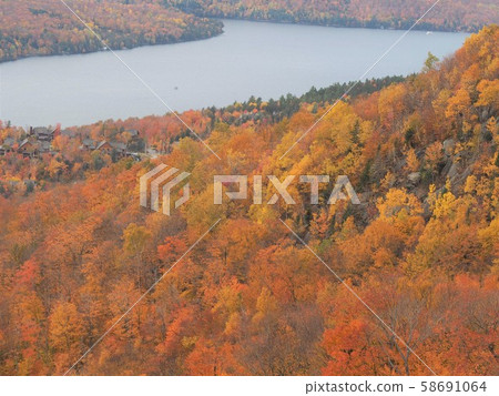 秋葉和湖顫動在蒙特魁北克,魁北克,加拿大 秋葉和湖顫動在蒙特魁北克,魁北克,加拿大 58691064