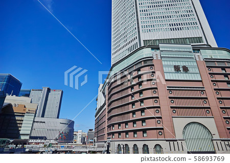 大阪阪急梅田主要商店和梅田的都市風景 大阪阪急梅田主要商店和梅田的都市風景 58693769