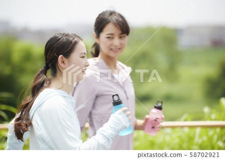年輕女子慢跑鍛煉 58702921