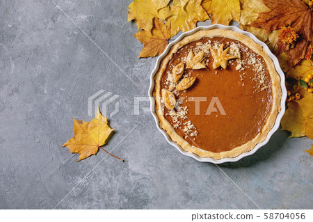 Traditional pumpkin pie 58704056
