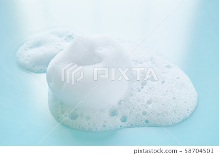 藍色pp板上的細肥皂泡，中心 58704501