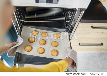 Delicious cookies on a baking sheet in the oven Delicious cookies on a baking sheet in the oven 58705108