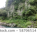 高聳的懸崖和山中的河流 58706514