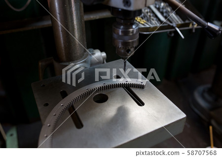 Tapping process with tapping machine Tapping process with tapping machine 58707568